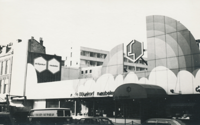 861746 Gezicht op de voorgevel van het noodgebouw van 'de Bijenkorf-meubelen', ter plekke van het gesloopte pand van ...